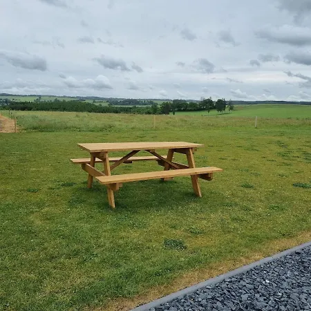 Aux Champs De La Colline