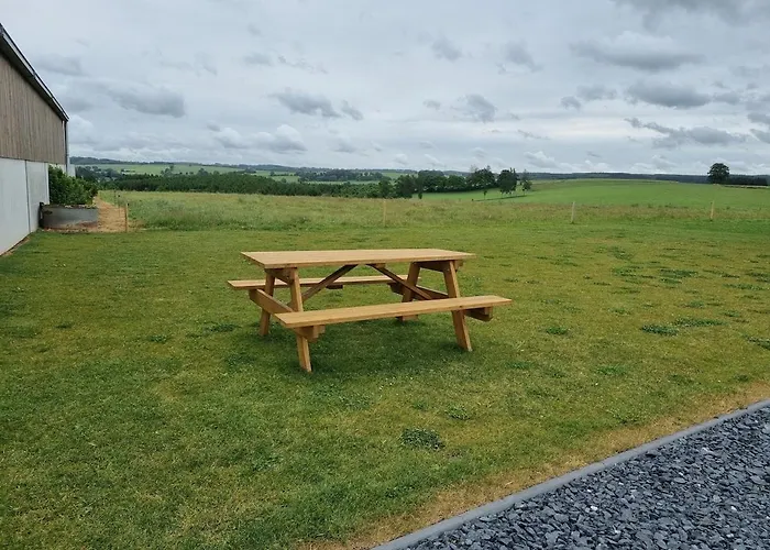 Aux Champs De La Colline